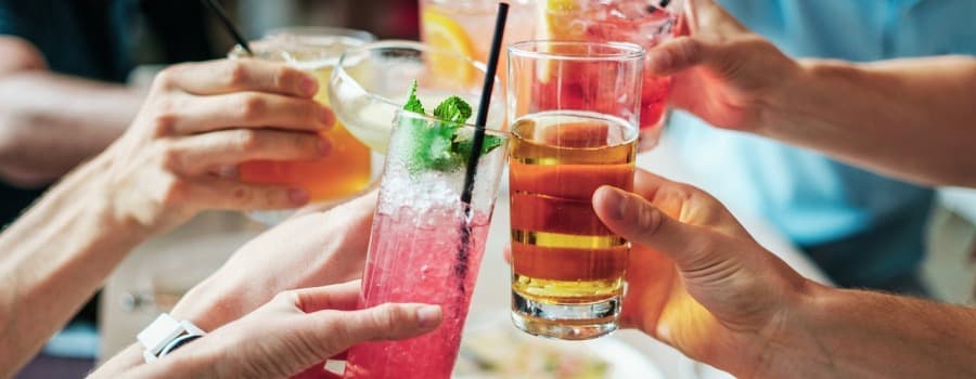 Má váš blízký problém s alkoholem? Příznaky, které nepřehlédnout