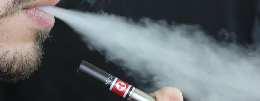 Závislost na e-cigaretách: Jak vzniká a jak se jí zbavit