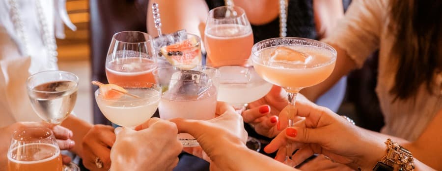 Nárazové pití alkoholu: proč je binge drinking nebezpečný pro mladistvé