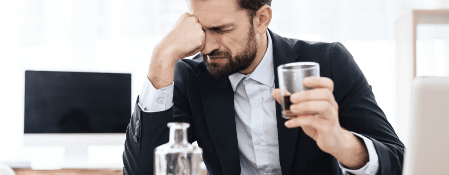 Alkohol v práci: Co jako zaměstnanec potřebujete vědět