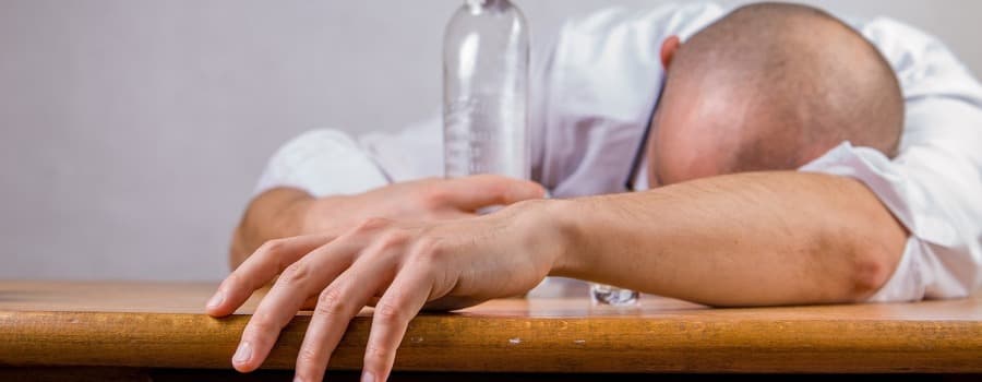 Závislost na alkoholu vzniká postupně. Jak ji poznat?